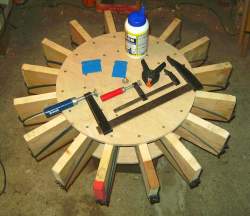 Photo: Ausgangsmaterial fürs Kleben (Schildgenerator, Holzleim, Spachtel, Schraubzwingen, Leim-klemmen)