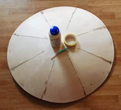 Photo: Ausgangsmaterial fürs Kleben (Holzleim, Klebeband, Spritze für Leim)