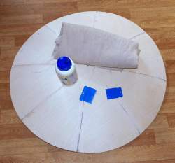 Photo: Ausgangsmaterial fürs Kleben (Schildkörper, Stoff, Holzleim, Spachtel)