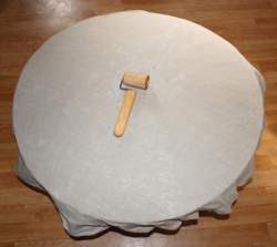 Photo: Schildkörper mit Stoff beklebt und Teigrolle zum Glätten