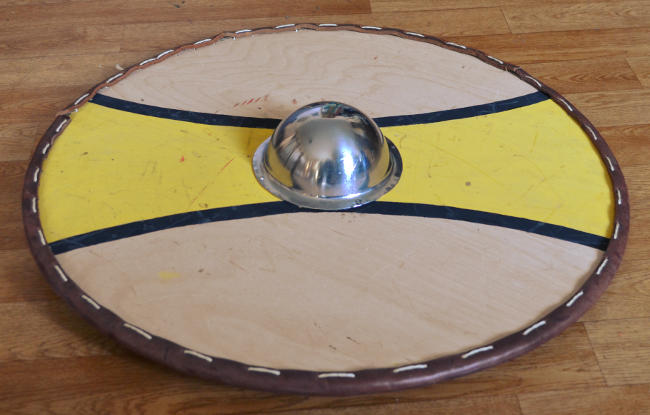 Photo: Flacher Rundschild von der Seite