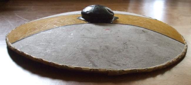Photo: Gewölbter Rundschild von der Seite