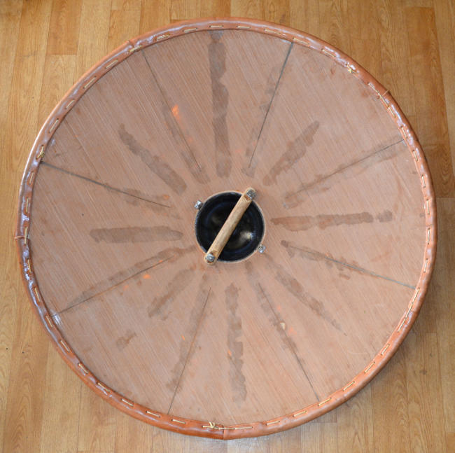 Photo: Gewölbter Rundschild von hinten