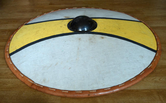 Photo: Gewölbter Rundschild von der Seite